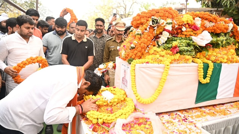 गृहग्राम बलिया में होगा भिलाई के सपूत रामआशीष यादव का अंतिम संस्कार, गृहमंत्री विजय शर्मा, मनीष पाण्डेय सहित आमजनों ने दी श्रद्धांजलि